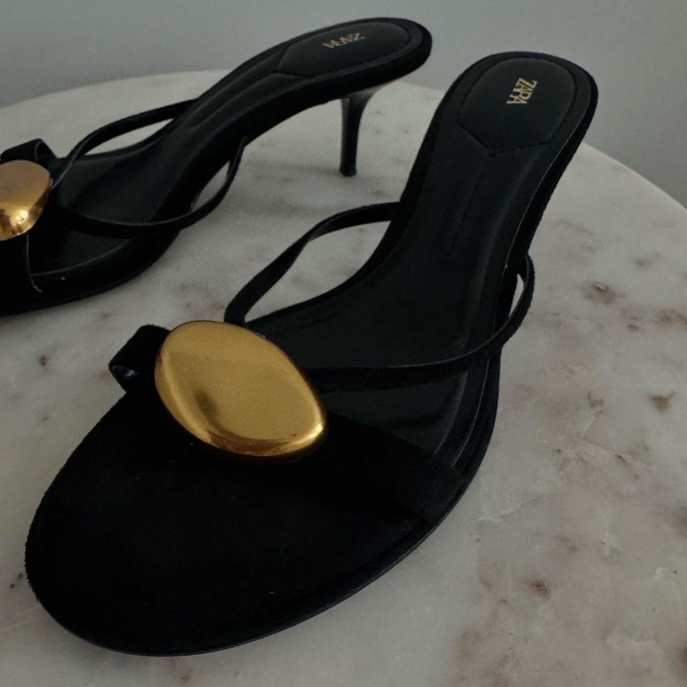 Black Zara kitten heel sandals. Size 37 (US 6.5). Worn once.
